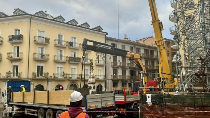 dogana arrivati due pilastri in legno centro storico chiuso al traffico