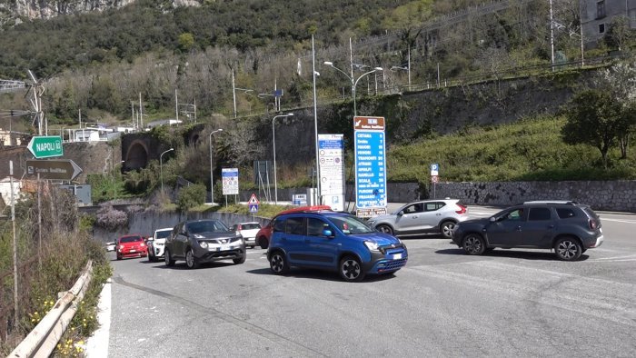 sicurezza stradale cinque dissuasori di velocita nel centro urbano di cetara