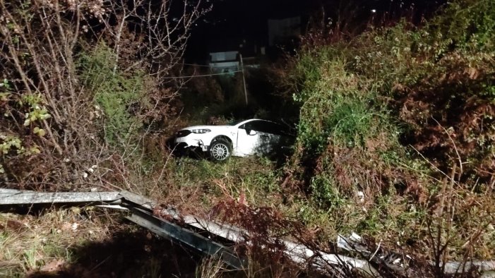 auto fuori strada finisce in un burrone ferito conducente foto