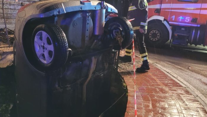 tragedia nella notte sfonda ringhiera con l auto e precipita muore 33enne