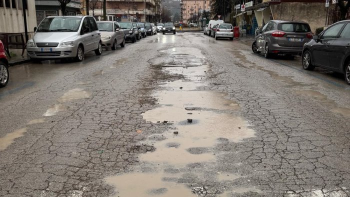 avellino via dorso e diventata una strada pericolosa e piena di voragini