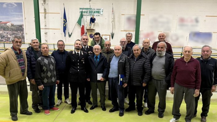 i carabinieri incontrano gli anziani presso il centro bocciofili