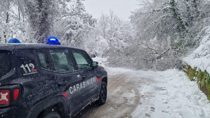 andretta ancora disagi per la mancanza di energia elettrica sotto la neve