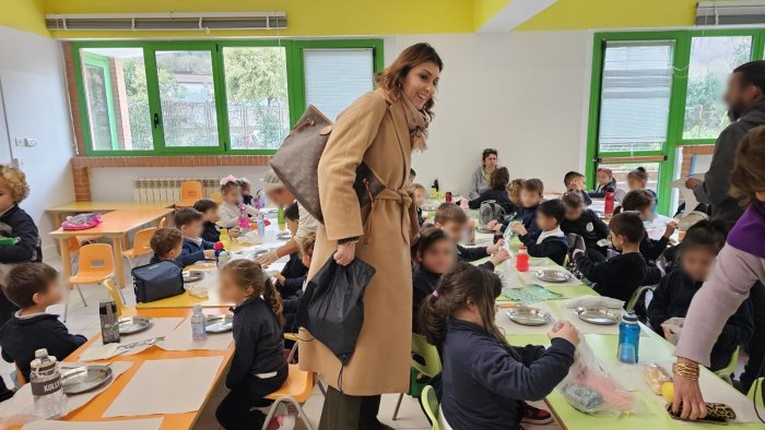 sindaca petta a pranzo con i bimbi della scuola san francesco di baronissi