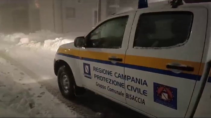 ha ripreso a nevicare a bisaccia protezione civile in soccorso ad anziani