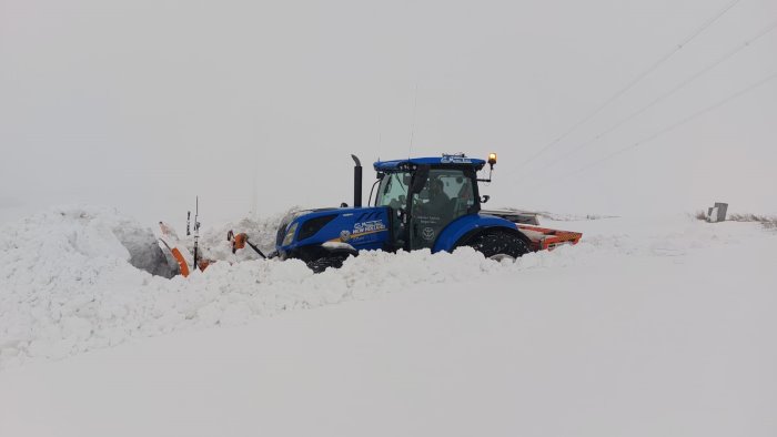 strade ancora innevate a bisaccia scuole chiuse anche domani