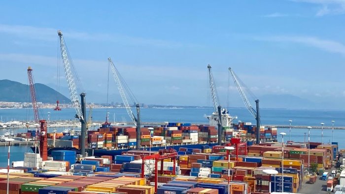 salerno il porto continua a correre crescono sia l export che l import