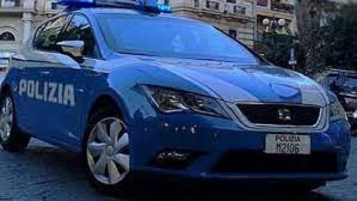 tenta di rubare l auto di un poliziotto scoperto e arrestato