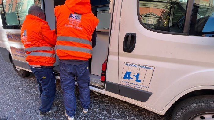 senza fissa dimora con un cane colto da malore in strada salvati entrambi