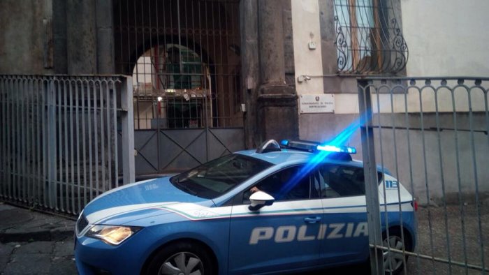 quartieri spagnoli a napoli sorpreso con una mazza chiodata e denunciato