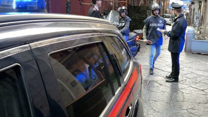 napoli controlli dei carabinieri in centro e a fuorigrotta