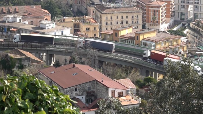 cantieri e lavori al porto giornata infernale per il traffico a salerno