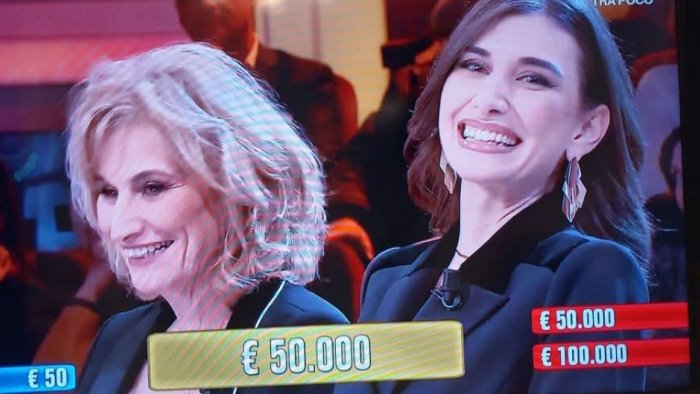 affari tuoi giuliana cioffi protagonista in tv il sindaco forza cervinara