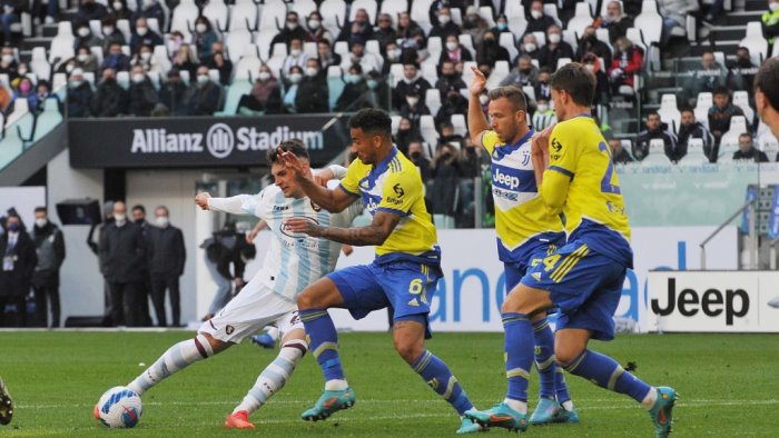 salernitana reggiana fischia ayroldi