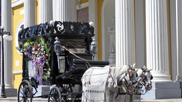 funerali con carro e cavalli per la 15enne martina dei quartieri spagnoli