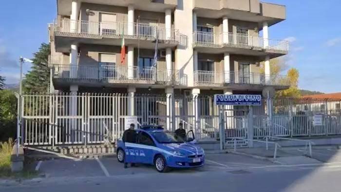 non si ferma all alt e scappa albanese denunciato dalla polizia