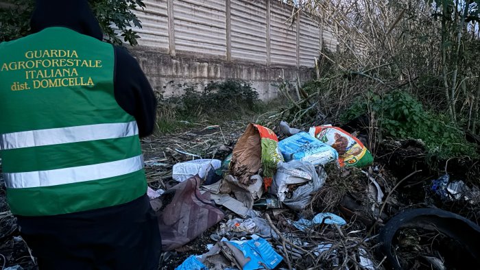 liveri guardia agroforestale scopre discarica di rifiuti in strada