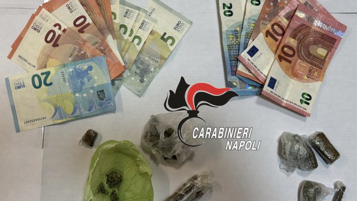 napoli spaccio in piazza bellini carabinieri arrestano due pusher