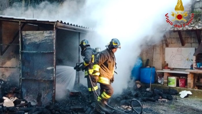 alba di fuoco a montoro legnaia in fiamme vigili del fuoco in azione