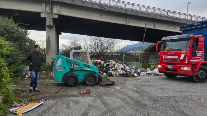 pagani partita la pulizia della discarica abusiva sotto al cavalcavia