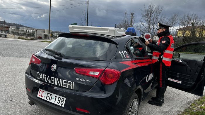 controlli antidroga a piazza bellini due arresti dei carabinieri