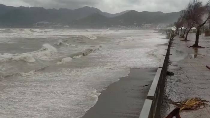 allerta meteo gialla a salerno chiusi anche oggi parchi e cimiteri