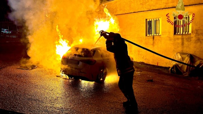 avellino auto in fiamme in via tedesco sul posto i vigili del fuoco