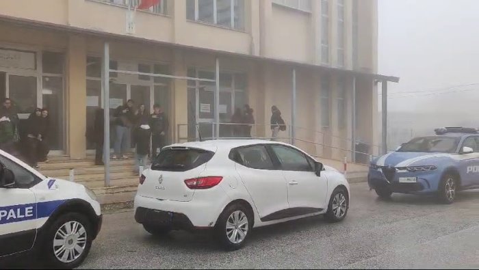 sant angelo dei lombardi aule fredde a scuola mattinata di protesta