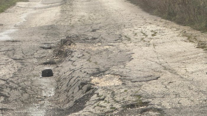 ariano sta franando la strada che costeggia la discarica di difesa grande