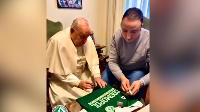 avellino maglia firmata da papa francesco in vaticano