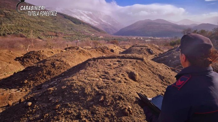 scarti edili e rifiuti speciali blitz dei carabinieri nella discarica abusiva