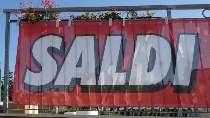 saldi a napoli capodanno formula superata vanno liberalizzati