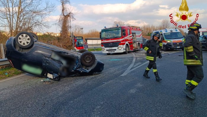 incidente tra due auto una si ribalta paura per una bambina