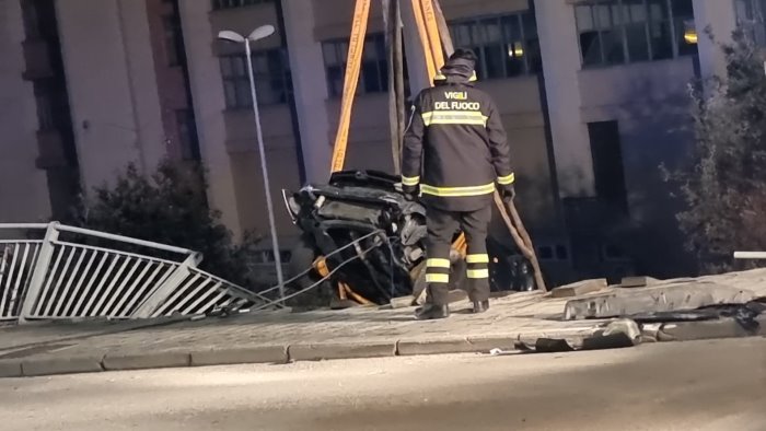 salerno sfonda la ringhiera e precipita con l auto dal cavalcavia di mercatello