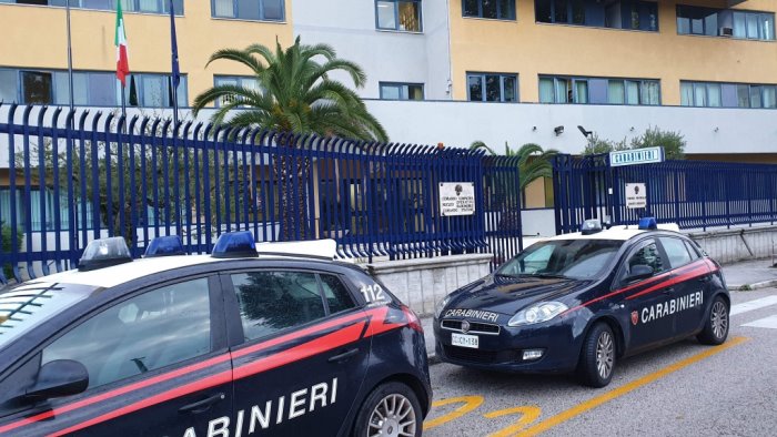 giovane ferito da un colpo di pistola alle spalle carabinieri al lavoro