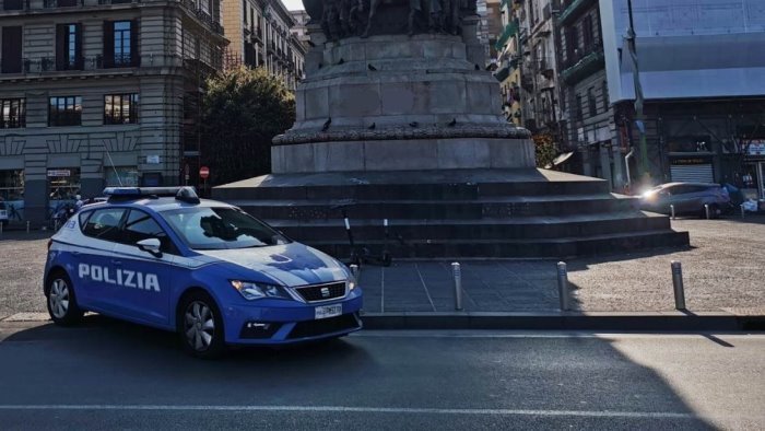 prima tenta di rapinare commerciante poi aggredisce poliziotti arrestato