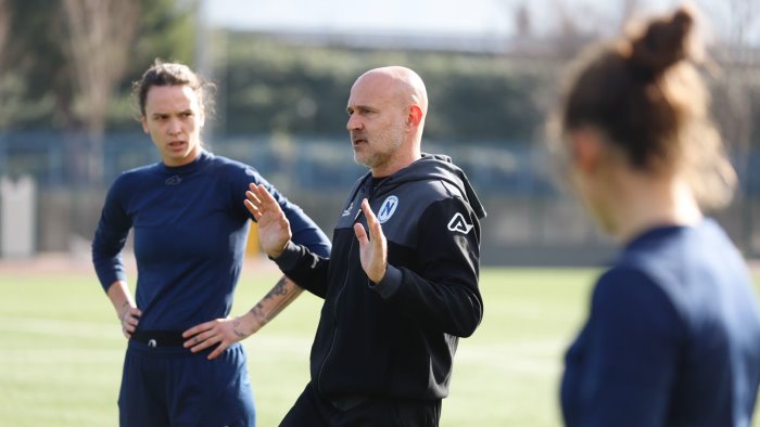 napoli femminile cambio di allenatore via mango arriva sassarini