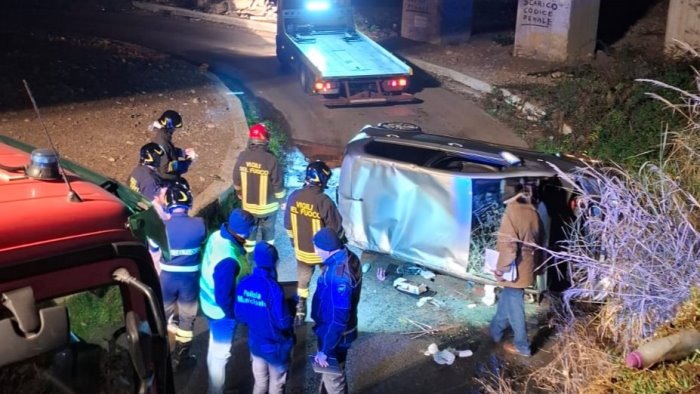 auto finisce fuori strada e si ribalta 38enne in ospedale foto