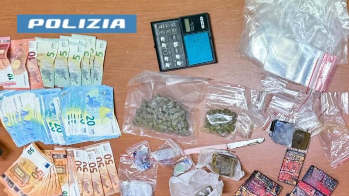 scampia madre e figlio sorpresi con un kg di droga arrestati entrambi