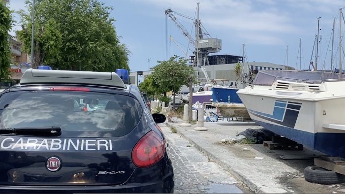 ruba rame dalla nave della marina militare in fincantieri arrestato