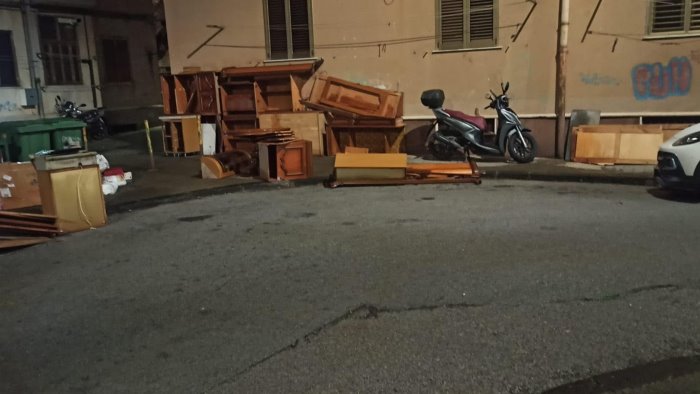 salerno abbandona mobili in strada la lettera di salerno pulita