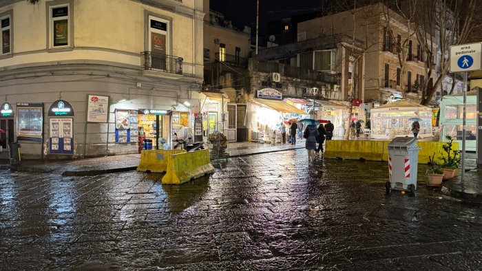 napoli via luca giordano rimosse le barriere della zona pedonale e polemica