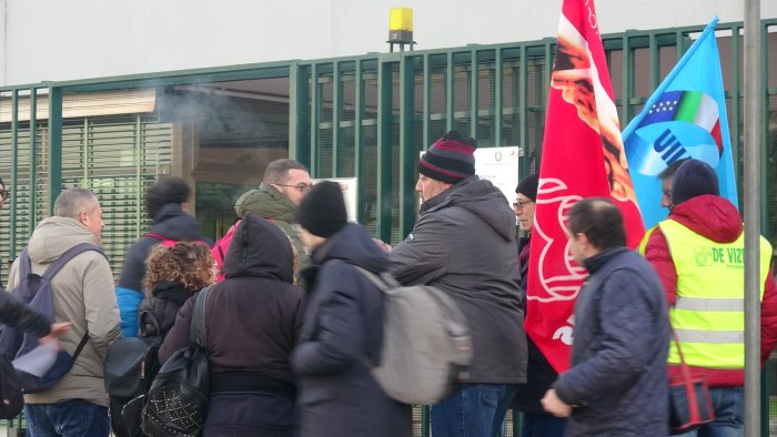 no ai licenziamenti dei lavoratori addetti alle pulizie protesta alla menarini