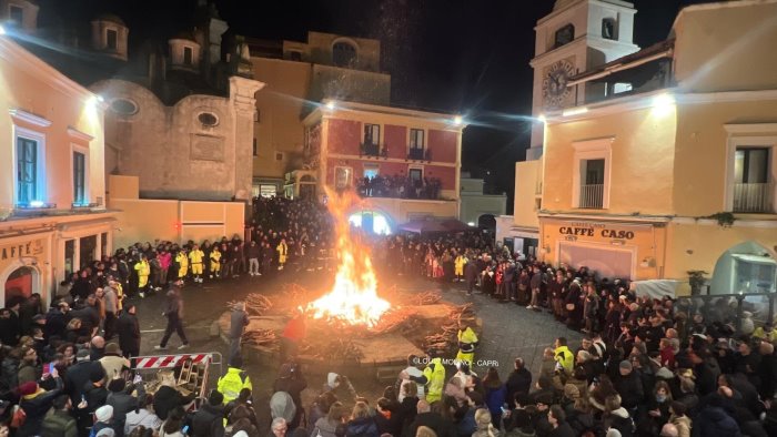 capri il fuocarazzo di san sebastiano riaccende la tradizione in piazzetta