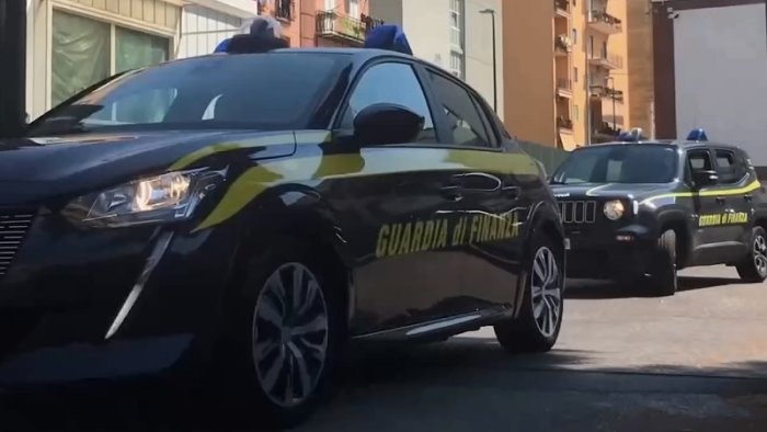 napoli controlli della guardia di finanza sanzionate 11 autorimesse