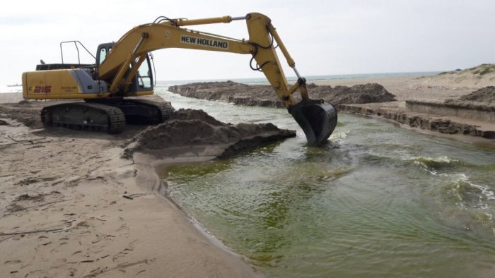 giugliano acque sorgive nel canalone inquinato che finisce in mare