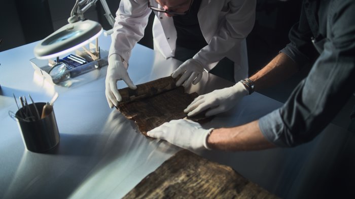 un mosaico romano riemerge durante i lavori di ripavimentazione ad acerra