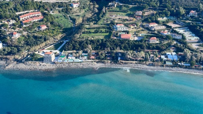 residenze turistiche sul mare in area vincolata scatta il sequestro