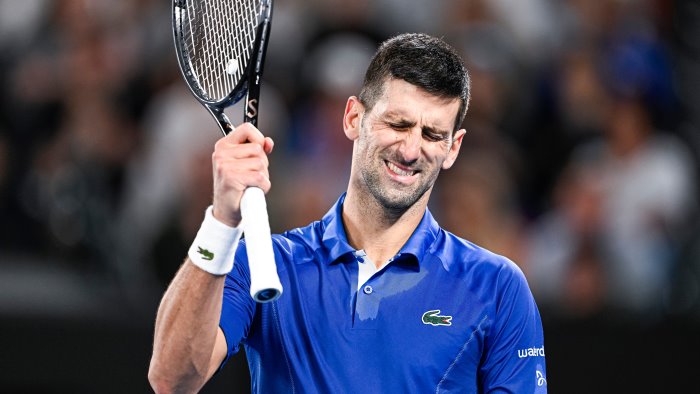 djokovic si ritira agli open l australia lo fischia