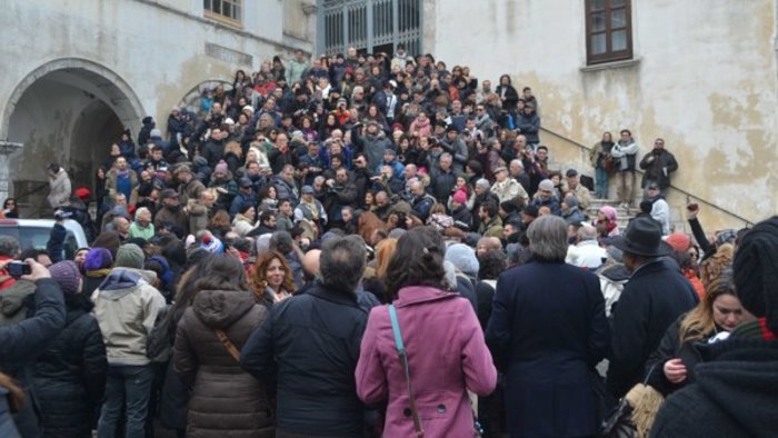 candelora in migliaia a montevergine si sale in auto e con la funicolare